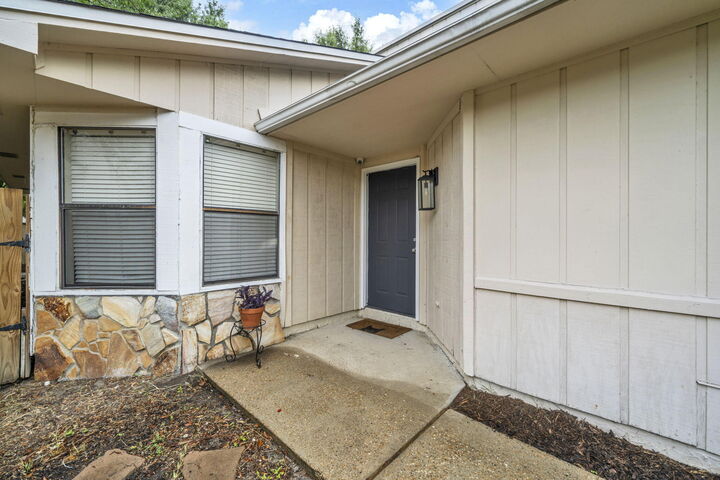 Property Photo:  105 Post Oak Place  FL 32579 
