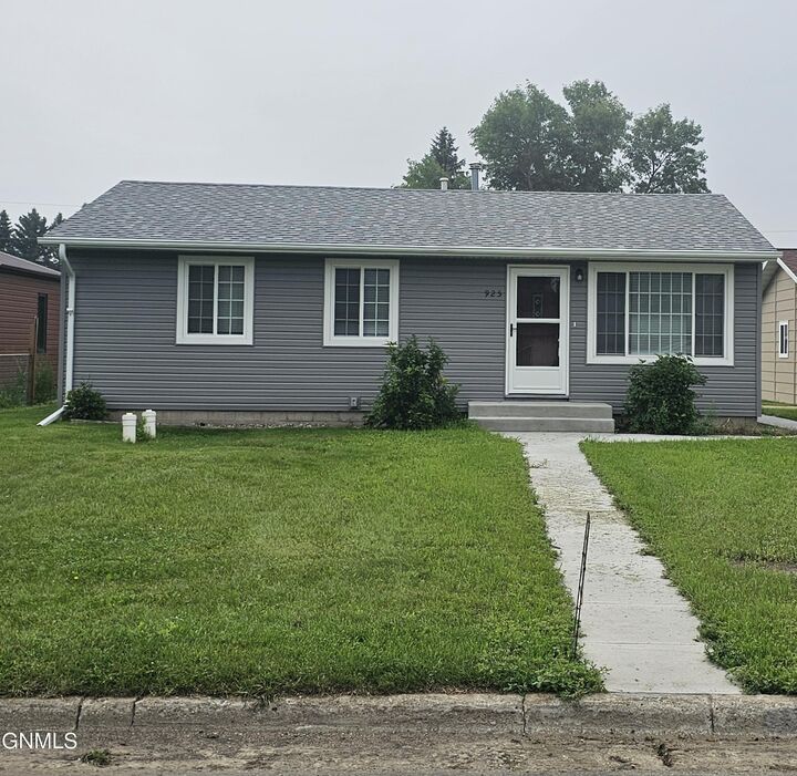 925 15th Street SW  Jamestown ND 58401 photo