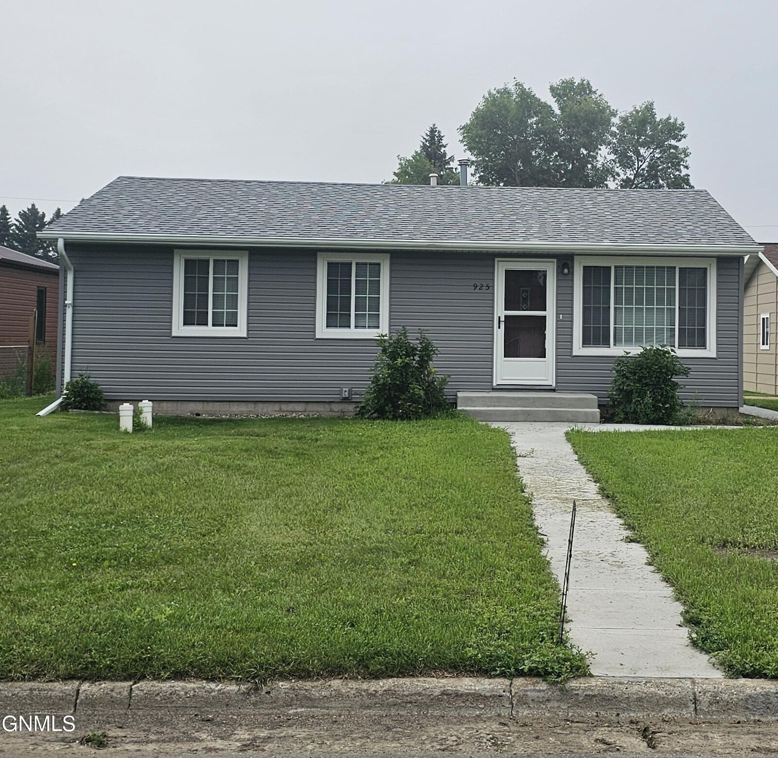 Property Photo: 925 15th Street SW ND 58401