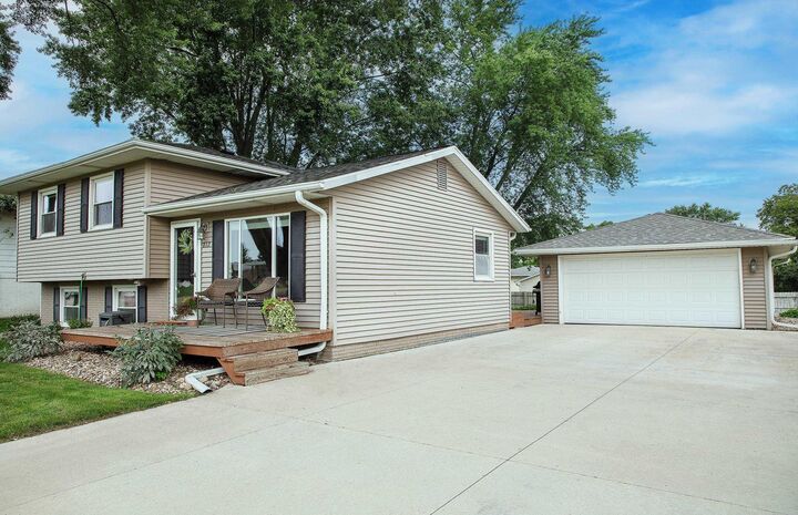 Property Photo:  812 Orchard Drive  IA 50613 