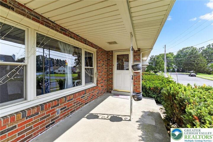Property Photo:  1852 Lincoln Street  PA 18017 