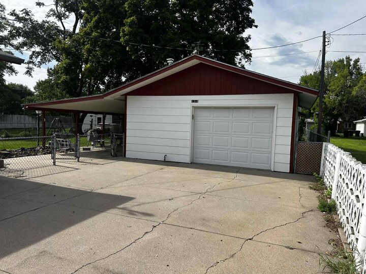 Property Photo:  1318 E 2nd  NE 69101 