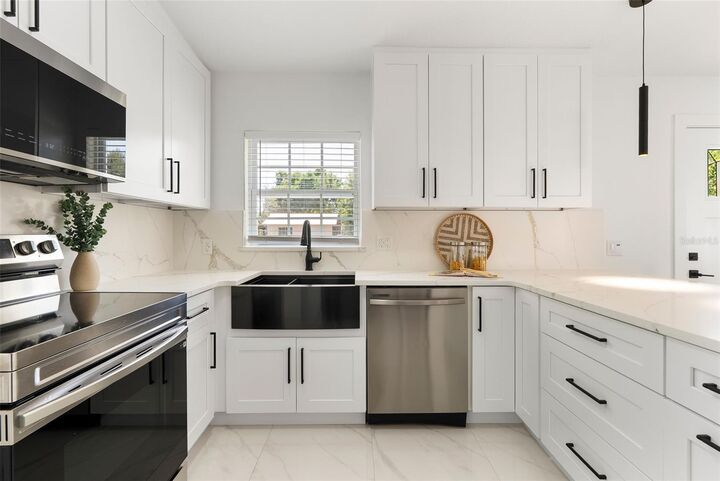 Property Photo:  5255 Seminole Avenue  FL 32792 