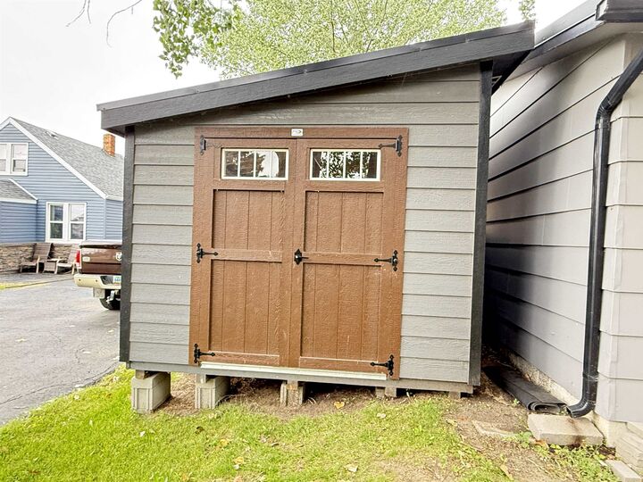 Property Photo: 815 38th St SE ND 58701