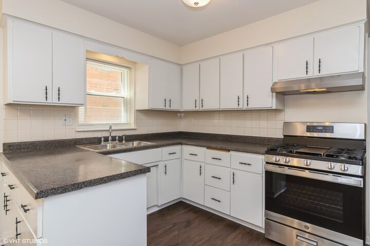 Property Photo: 5231 N Potawatomie Street 2W IL 60656