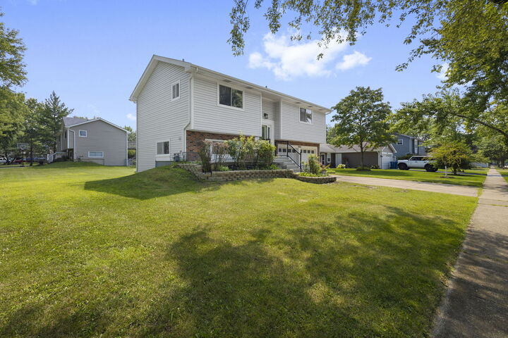 Property Photo:  4565 Dupont Drive  IL 60133 