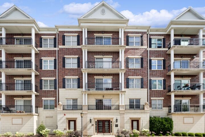 434 McDaniels Circle 304  Clarendon Hills IL 60514 photo
