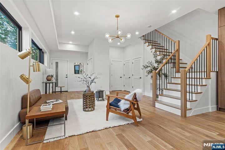 Property Photo:  32 Hancock Avenue 2  NJ 07307 