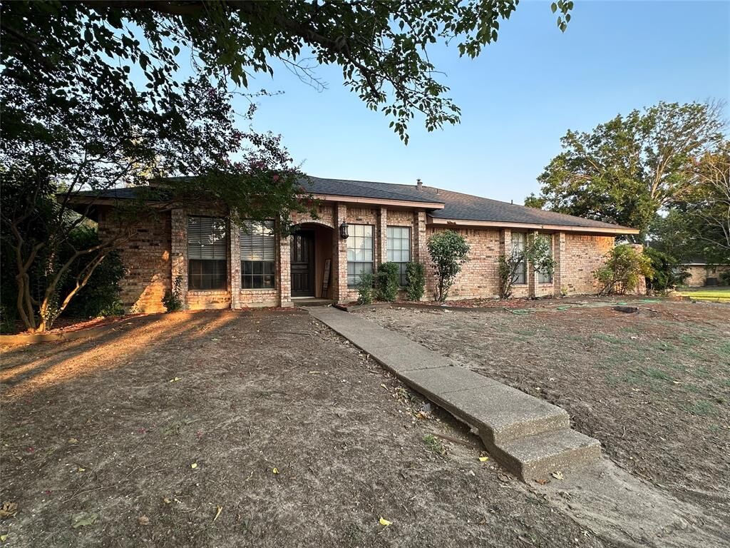 Property Photo:  1900 Vista Oaks Drive  TX 75007
