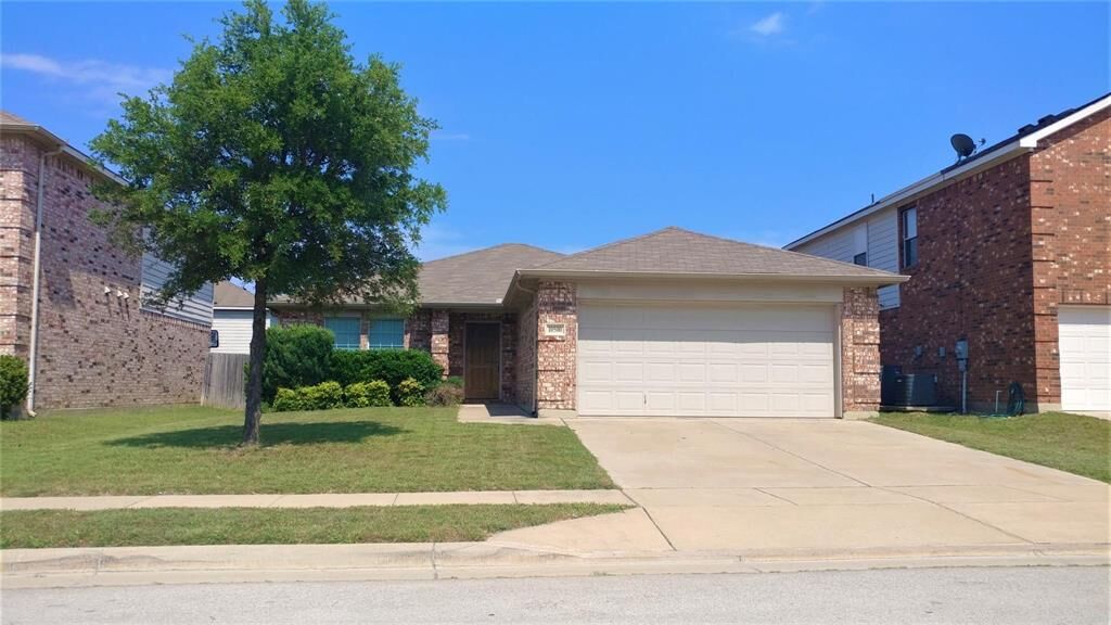 Property Photo: 10500 Turning Leaf Trail TX 76131