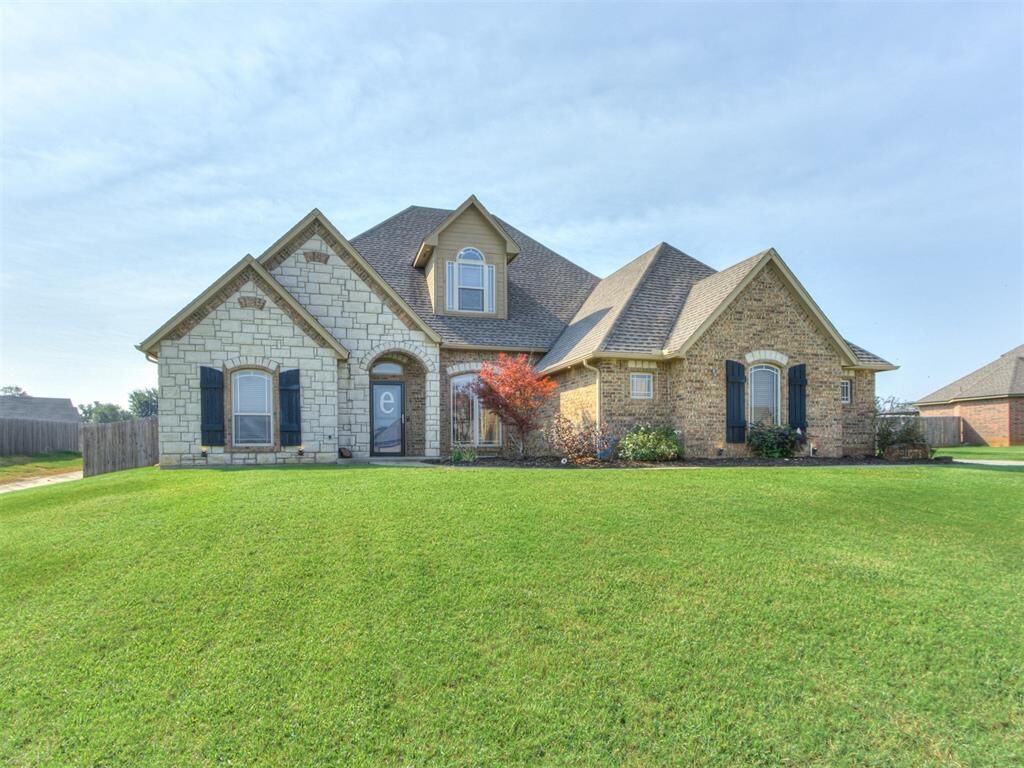 Property Photo:  886 Silver Chase Drive  OK 73020 