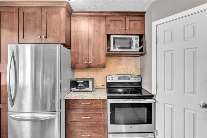 Property Photo: 50 8 Avenue SE 6 AB T1V 1E8