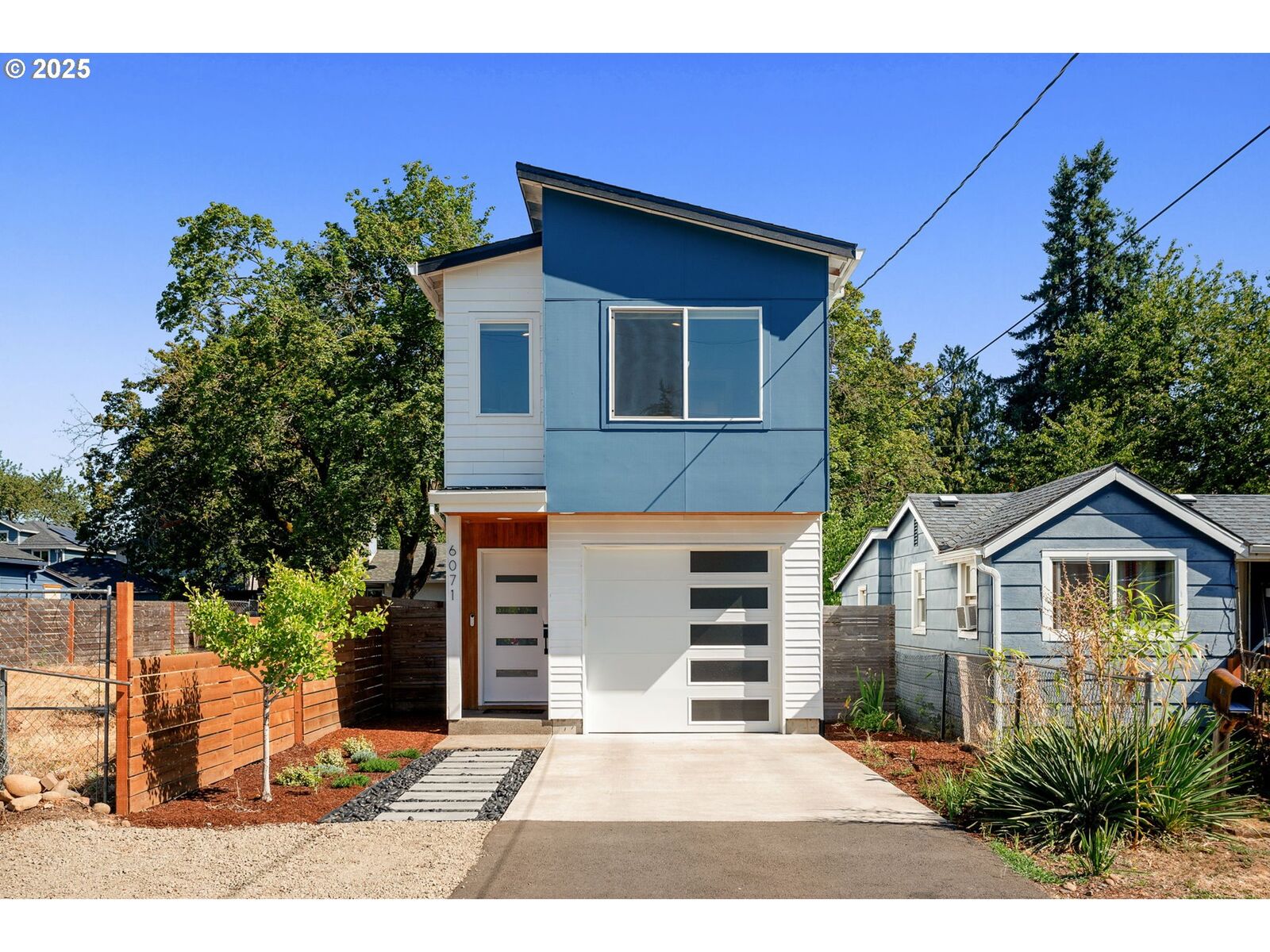 Property Photo:  6071 SE Lexington St  OR 97206 