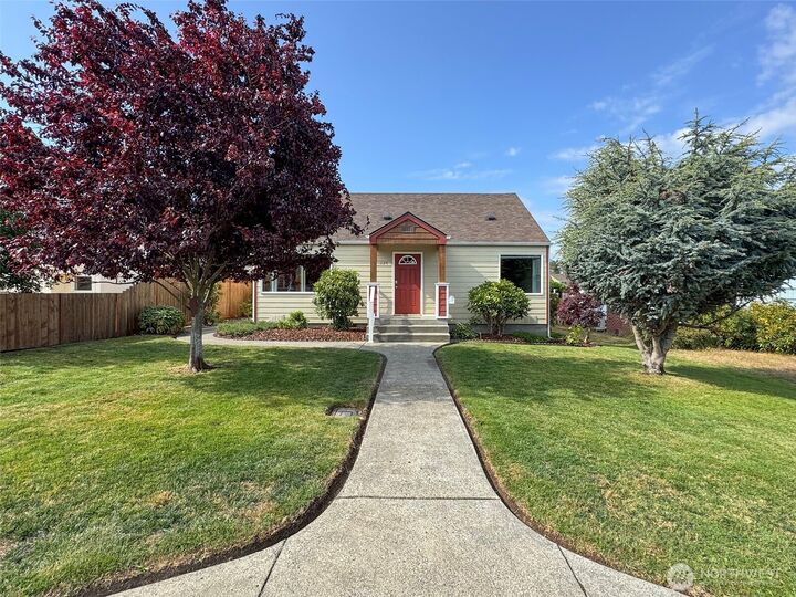 Property Photo:  1124 E 4th Street  WA 98362 