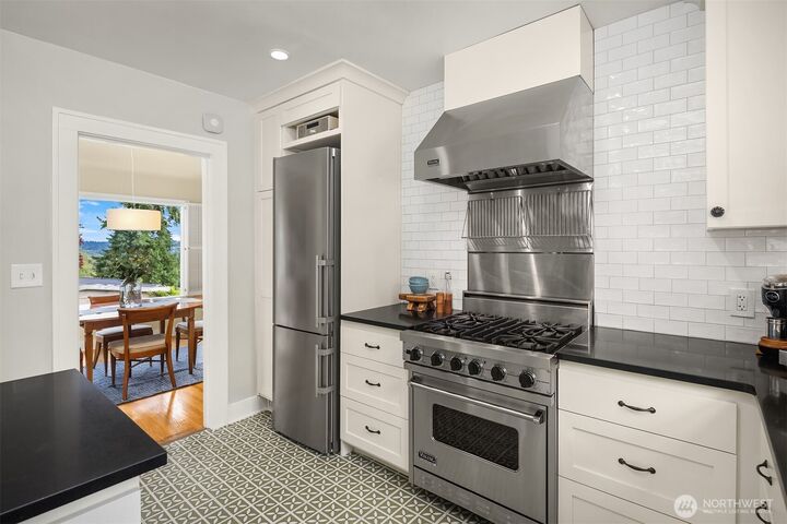Property Photo:  2410 E Highland Drive  WA 98112 