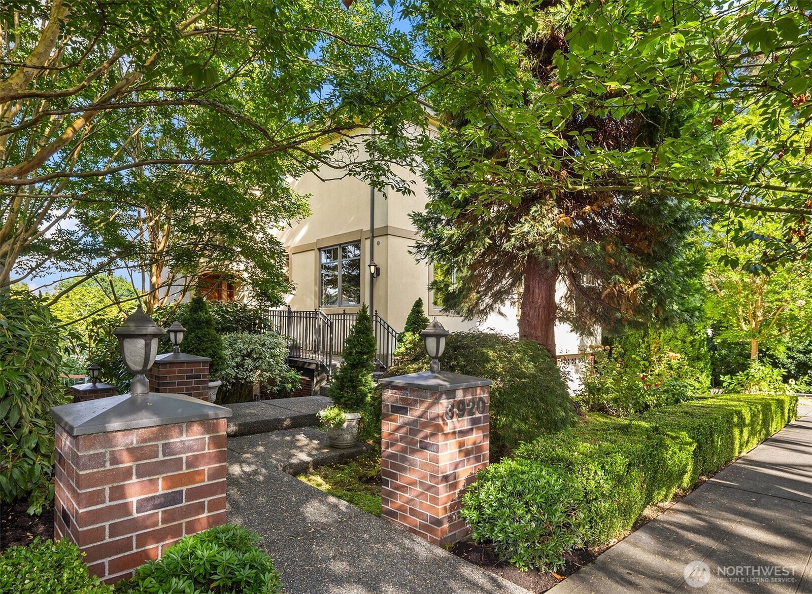 Property Photo:  3920  50th Avenue NE  WA 98105 