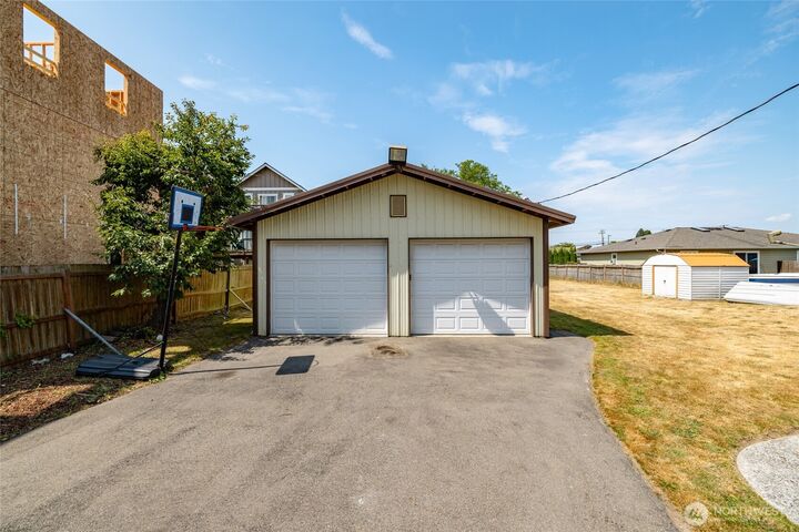 Property Photo:  721 S Alder Street  WA 98233 