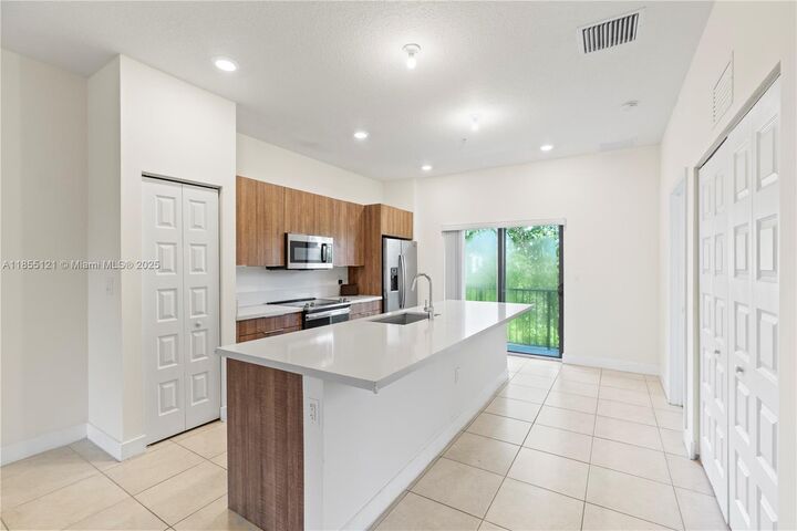 7831 NW 104th Ave 22  Doral FL 33178 photo