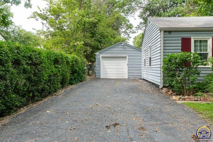 Property Photo: 1833 SW Wayne Ave KS 66614