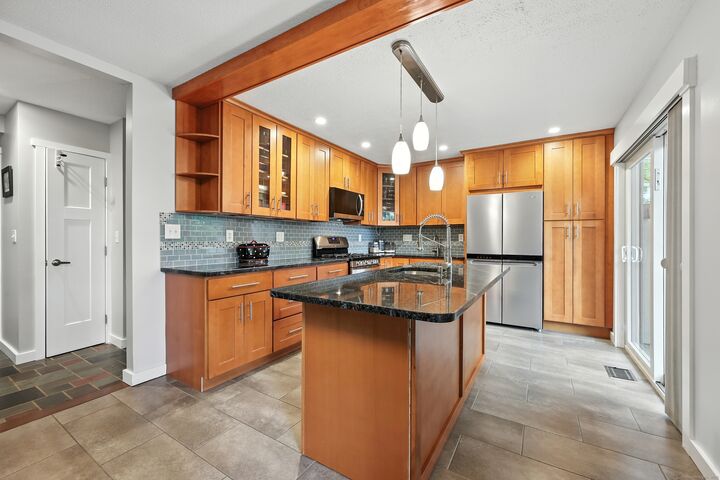 Property Photo: 6 Redwood Lane 6 CT 06001