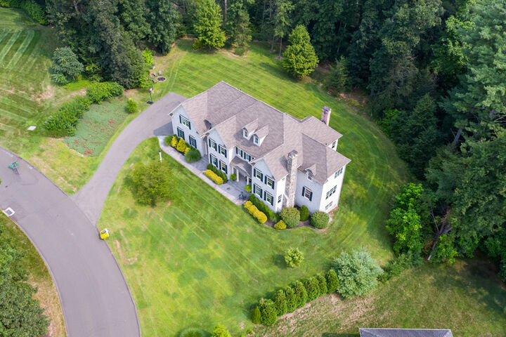 Property Photo:  6 Wellesley Court  CT 06001 