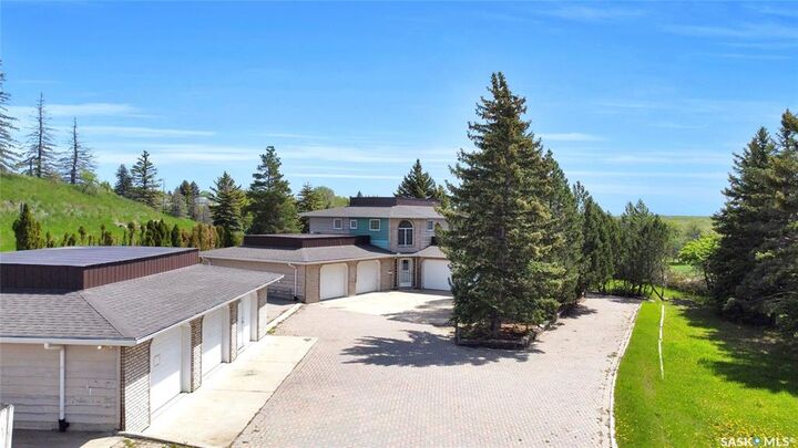 Property Photo:  1055 7th Avenue SW  SK S6H 5R2 