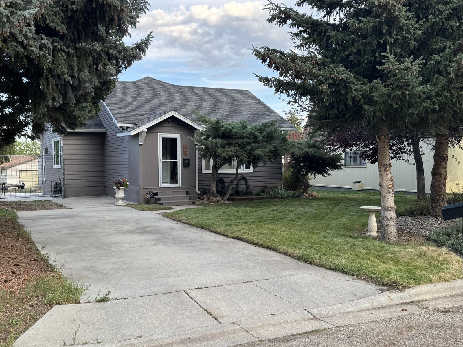 Property Photo:  937 N Carrington Avenue  WY 82834 