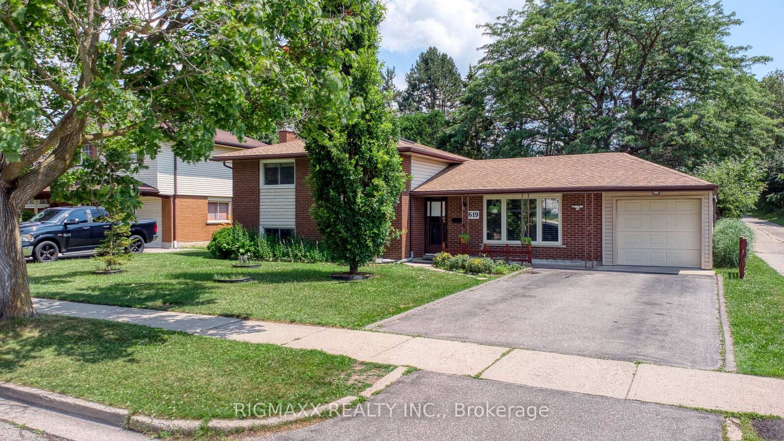 Property Photo: 619 Forest Hill Drive ON N2N 1A1