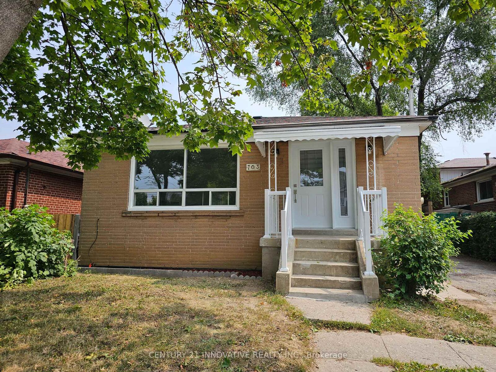 Photo de la propriété: 703 Midland Avenue S ON M1K 4E3