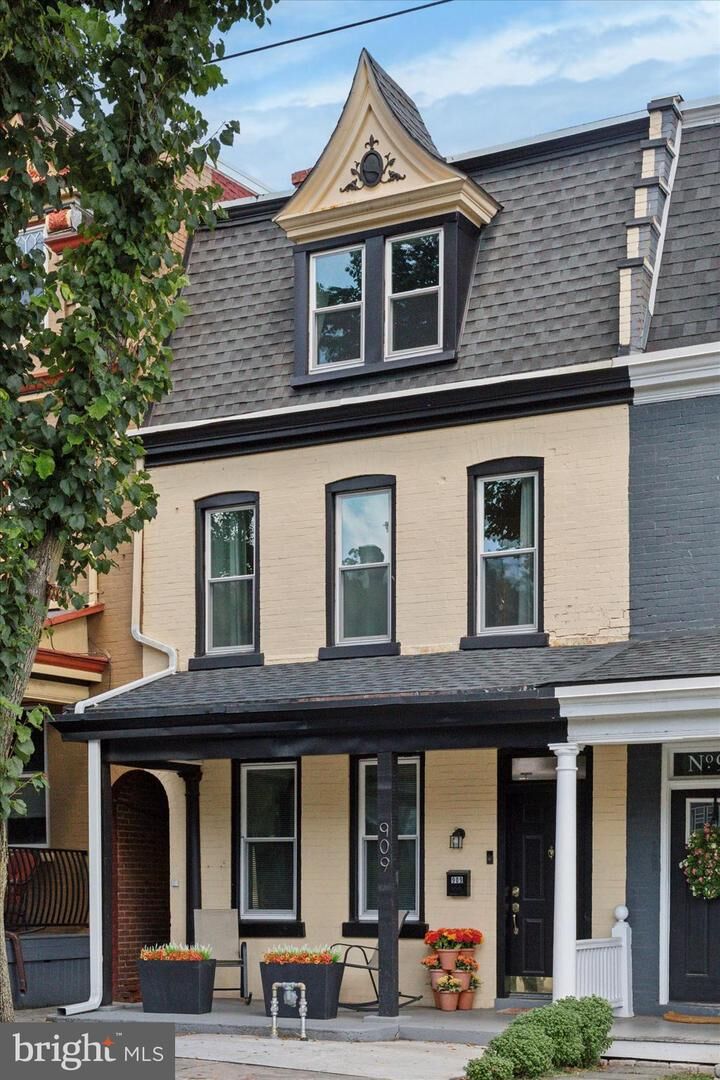 909 E Orange Street  Lancaster PA 17602 photo