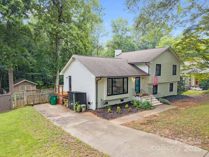 Property Photo:  525 Kelford Lane  NC 28270 