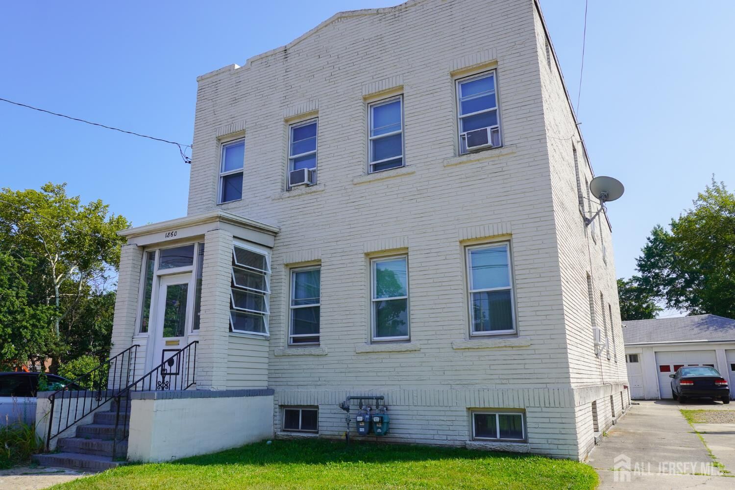 Property Photo:  1860 Woodbridge Avenue  NJ 08817 