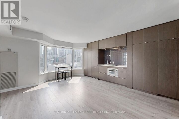 Property Photo: 155 Yorkville Avenue 1704 ON M5R 1C4