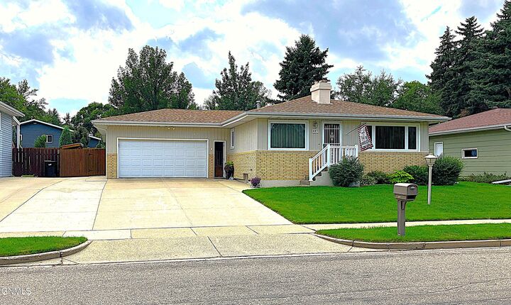 337 Telstar Drive  Bismarck ND 58503 photo