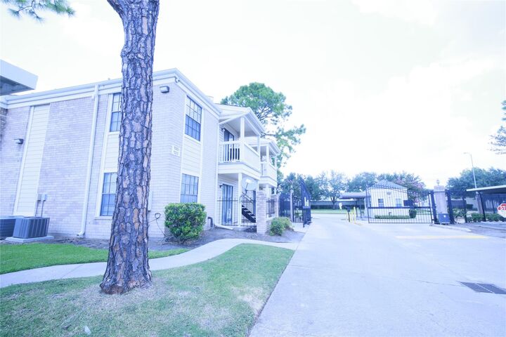 Property Photo:  2750 Holly Hall Street 114  TX 77054 