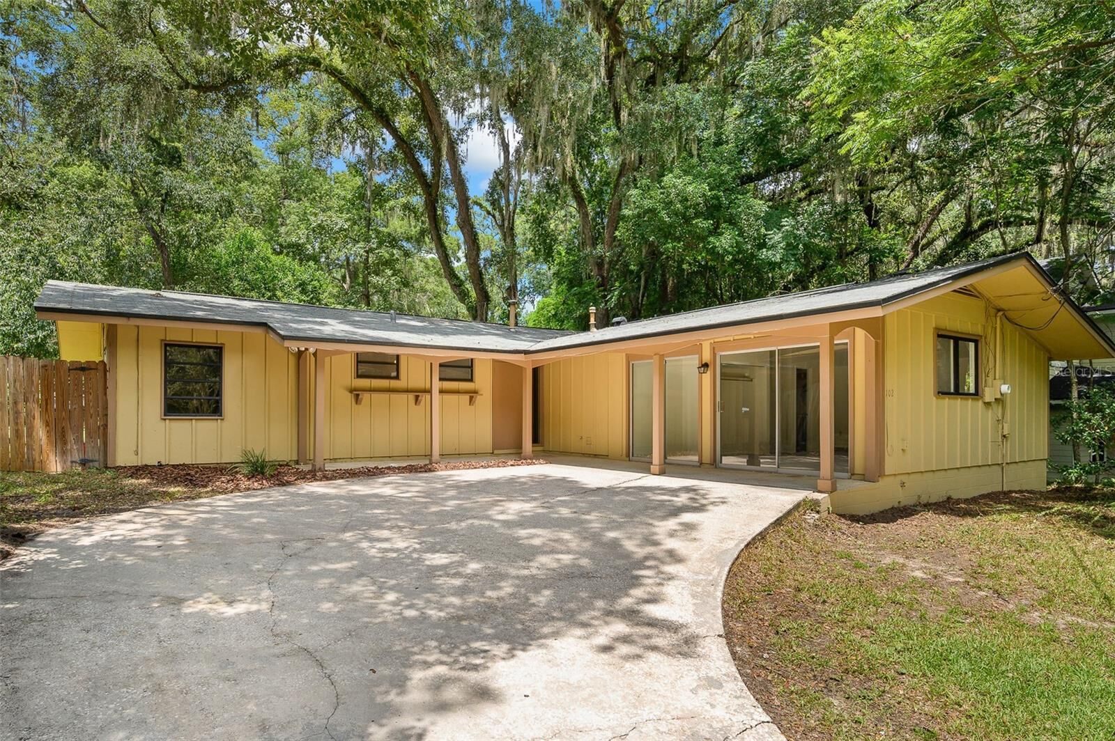 Property Photo: 102 NW 27th Terrace FL 32607