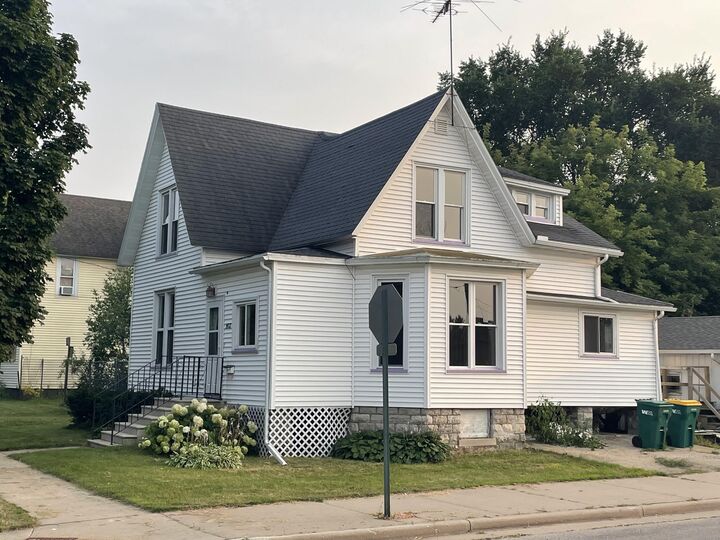 Property Photo:  903 Wells St  WI 54143 