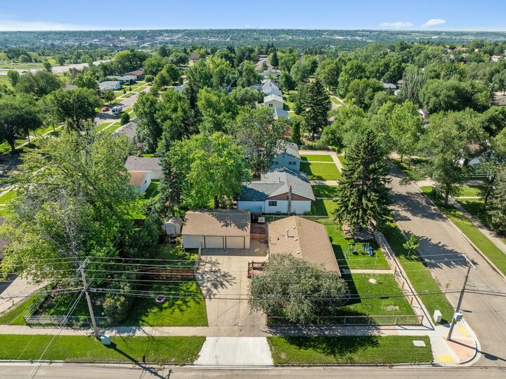 Property Photo:  1936 NW 7th St  ND 58703 
