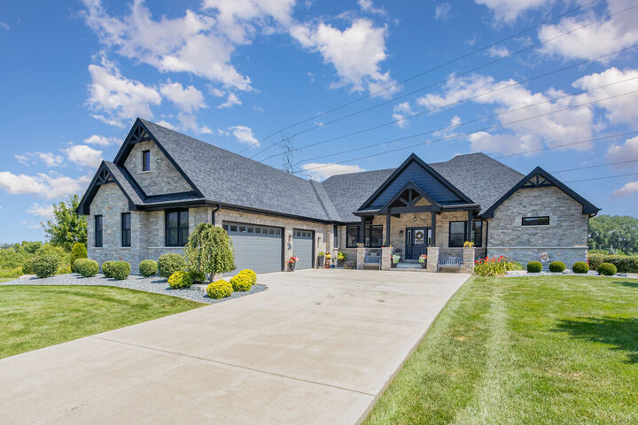Property Photo:  