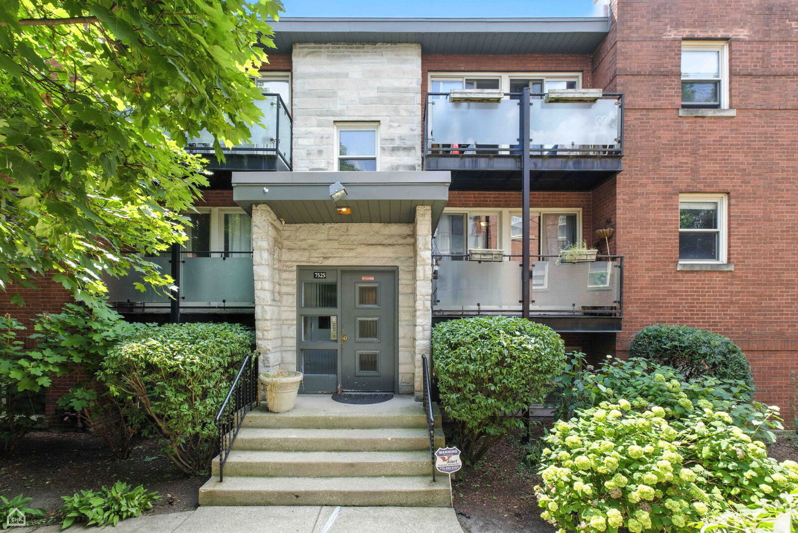 Property Photo:  7525 N Damen Avenue M1  IL 60645 