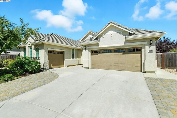 Property Photo: 10016 Wagoner Way CA 95757