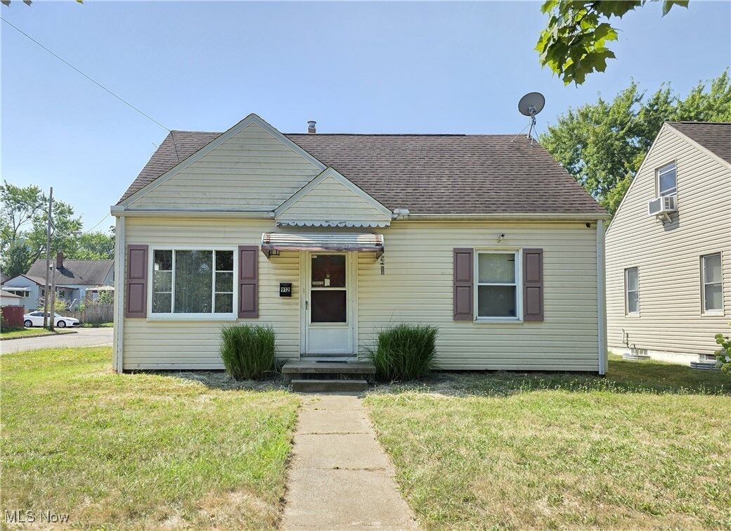 Property Photo: 912 E Archwood Avenue OH 44306