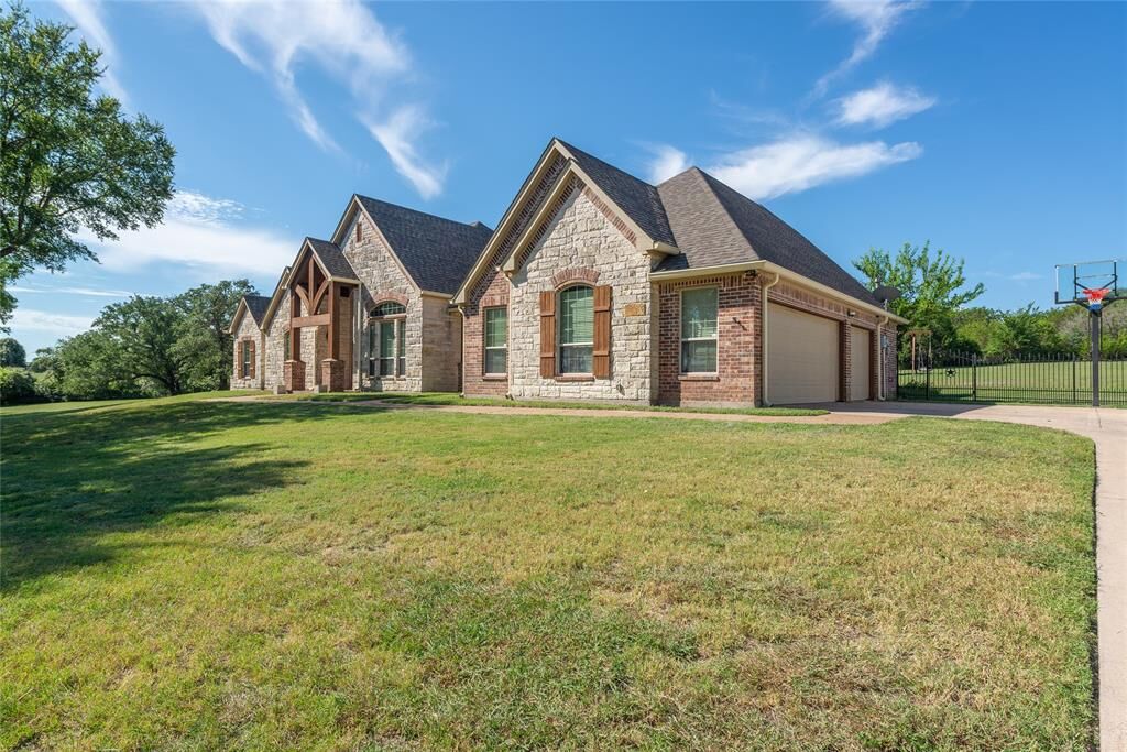 Property Photo: 207 Rim Rock Lane TX 76008