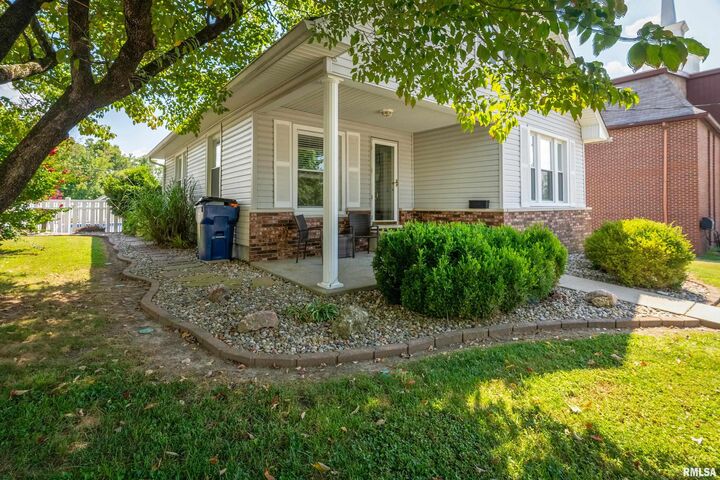 Property Photo:  1504 E Oak Street  IL 62896 