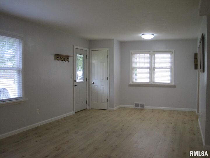 Property Photo: 805 E Adams Street IL 61571