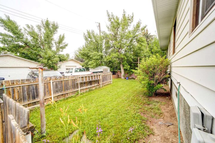 Property Photo: 118 7 Avenue S AB T1J 1H7