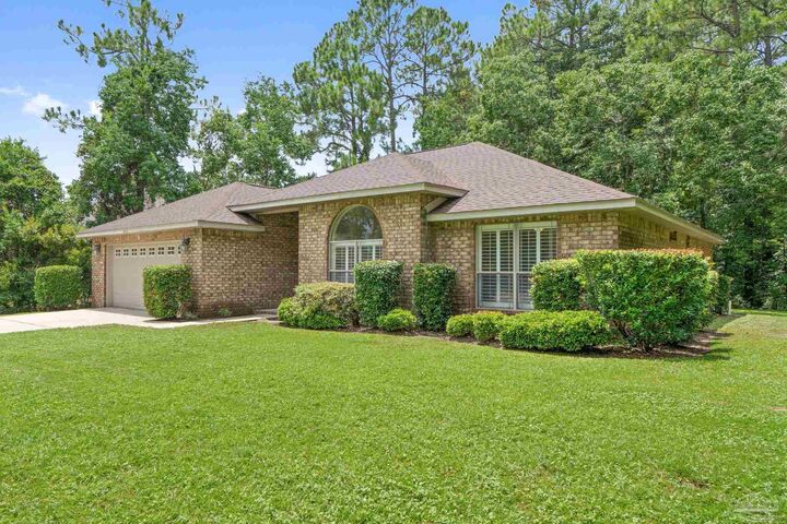 Property Photo: 2431 Knotty Pine Dr FL 32566