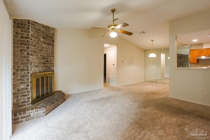 Property Photo: 7545 Southpointe Pl FL 32514