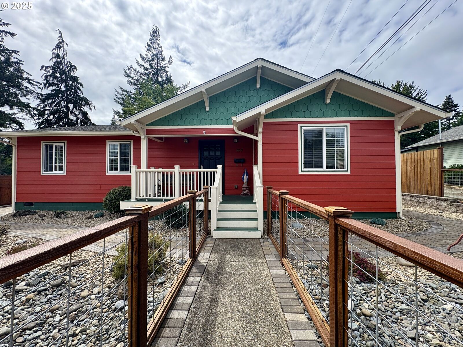 Property Photo:  869 N Collier St  OR 97423 