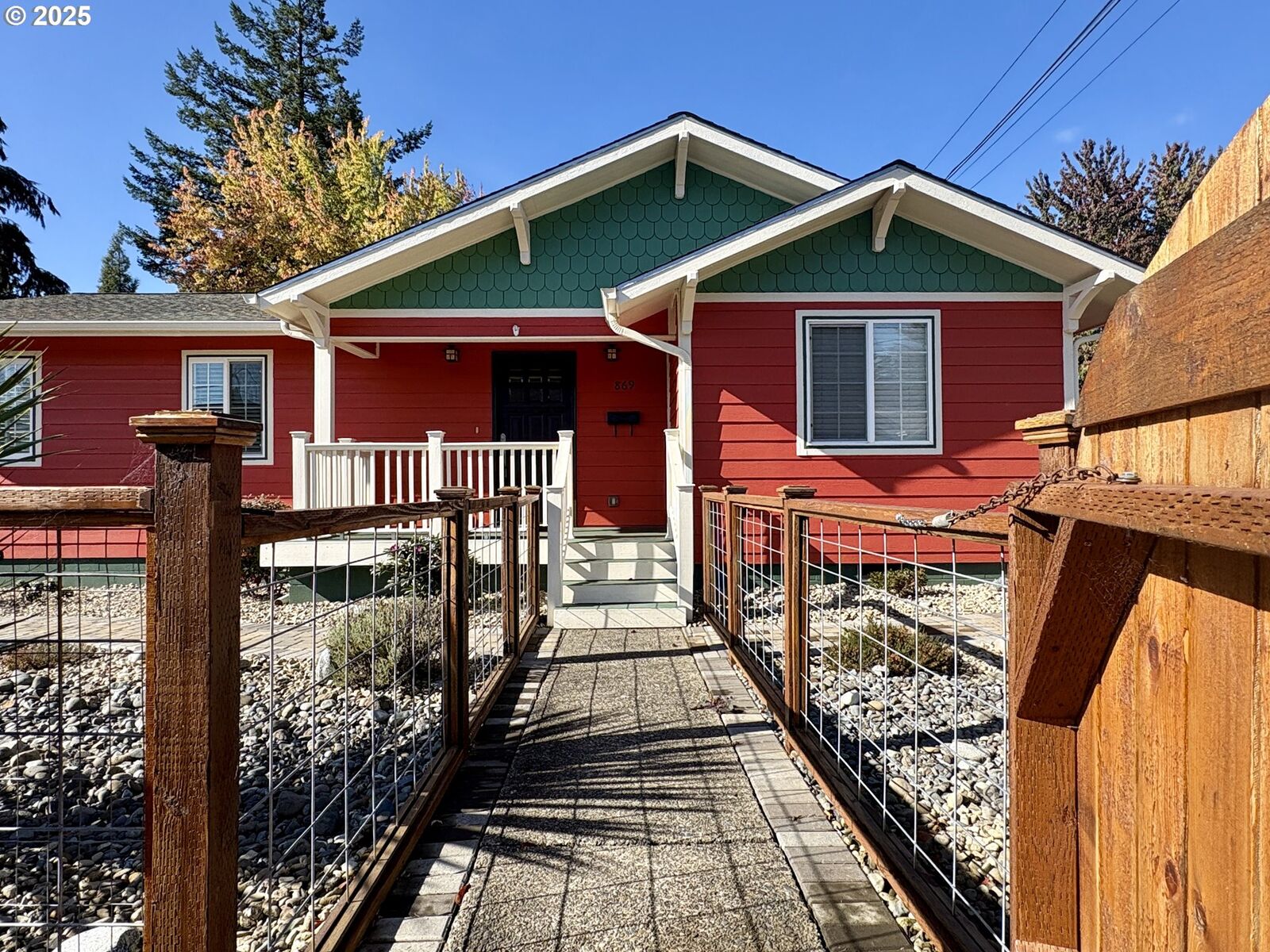 Property Photo:  869 N Collier St  OR 97423